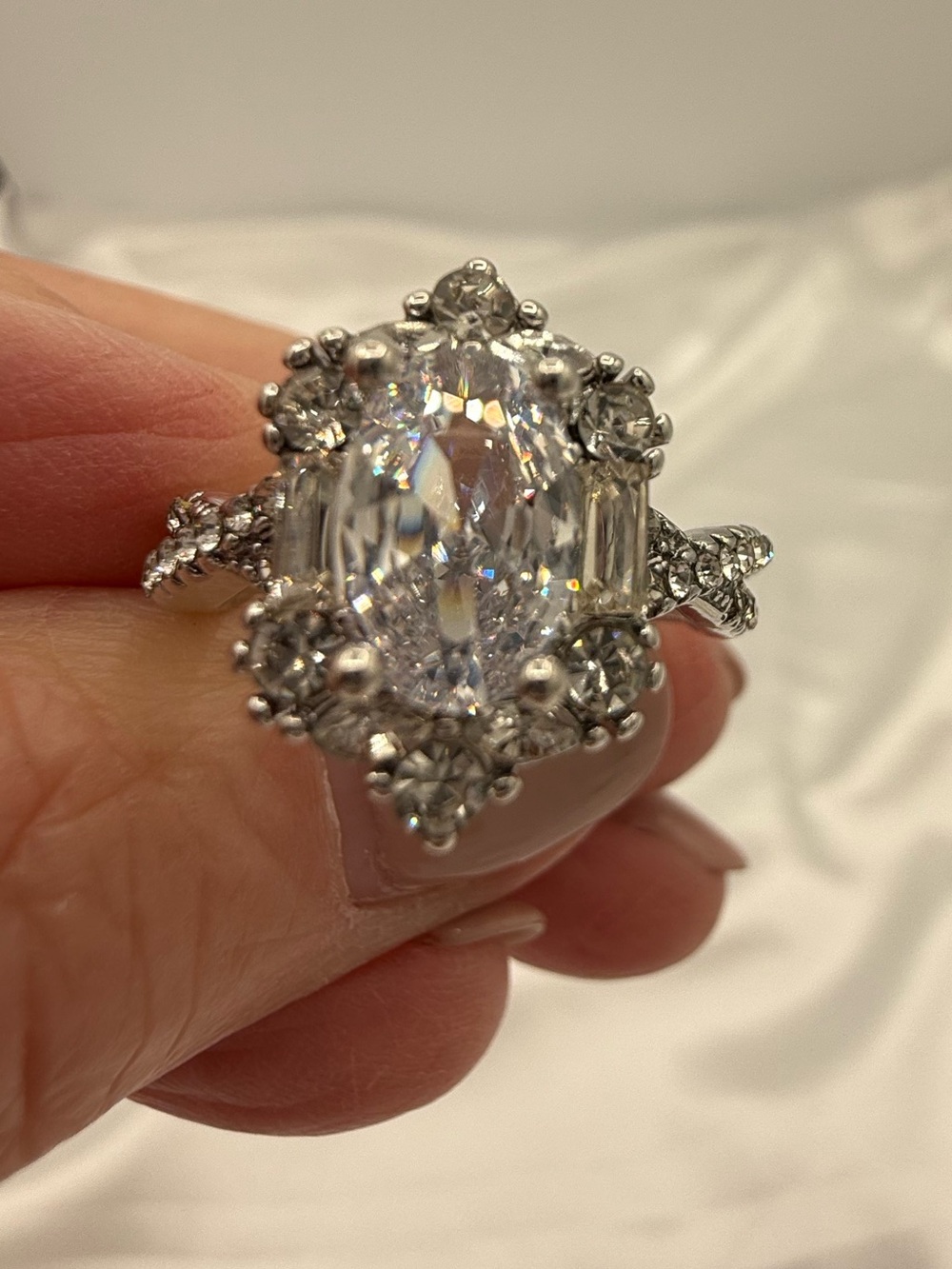 925 Sz 7.75 Sterling Silver 2 Carat Oval Moissanite Halo Statement Ring Elegant